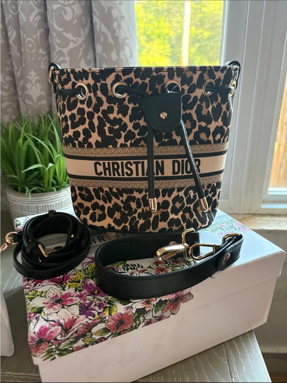 FASHION  Leopard-Print Bucket Shoulder Bag - Black & Beige with straps and BOX - Picture 3 of 7
